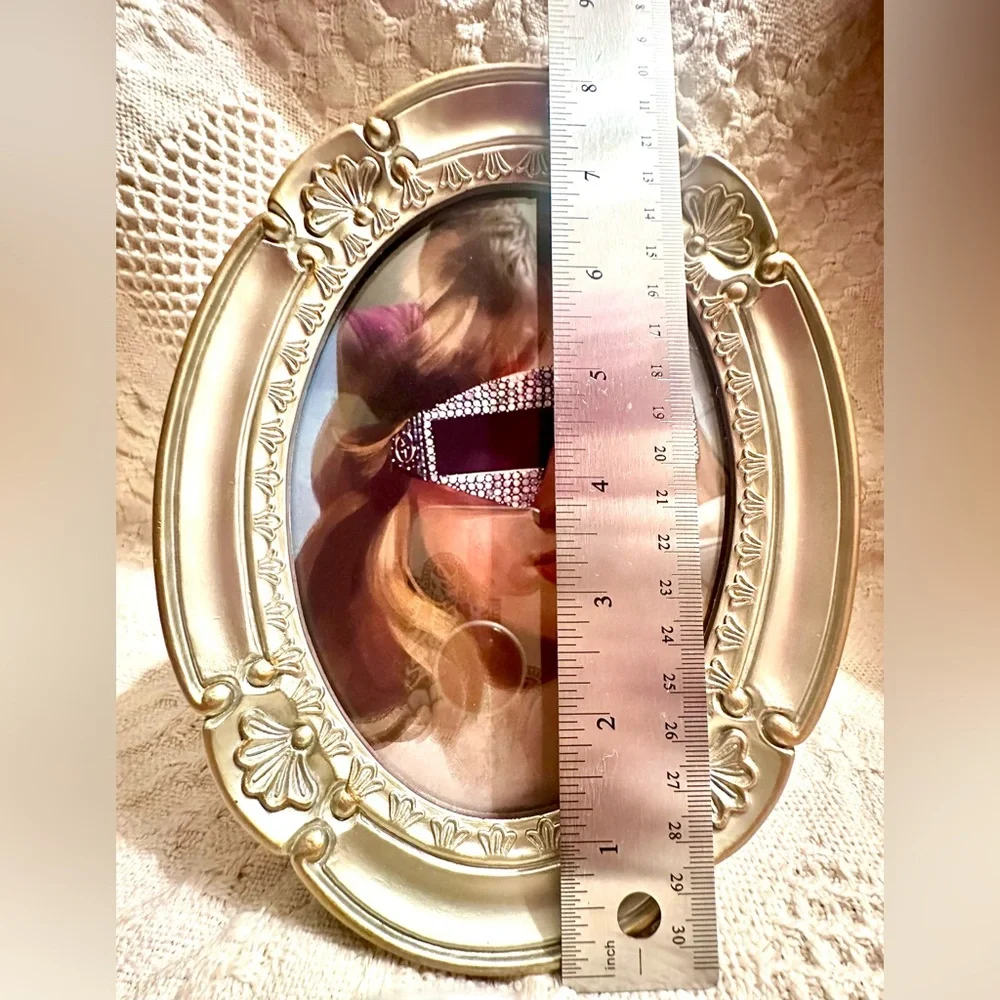 Vtg Decorel Heirloom 5 × 7
Oval Champagne Picture Frame… New - Picture 9 of 11